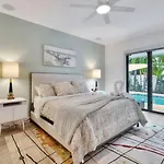 Lynoras Luxe Estate 3 Bedroom 3 Bath With Modern Design And Heated Pool