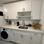 Cozy & Confy Apt W/Full Kitchen For 4Ppl