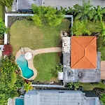 3 Min. Walk To Wilton Drive, Pool And Huge Yard