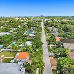 3 Min. Walk To Wilton Drive, Pool And Huge Yard