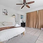 Cozy 1Br Beachside Getaway With 1Q , 1 Sofabed