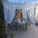 Lovely 3-Bd, Walk To Bars, 9 Min Drive From Beach! Heated Pool.