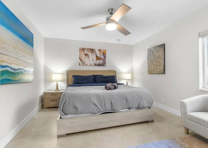 Renovated + 2Mi From Beach + Heated Pool +Grill