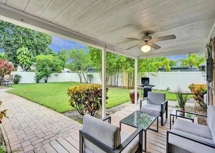 3 Min. Walk To Wilton Drive, Pool And Huge Yard