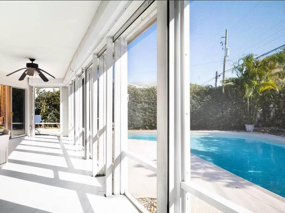 Lovely 3-bd, Walk To Bars, 9 Min Drive From Beach! Heated Pool. Holiday home *