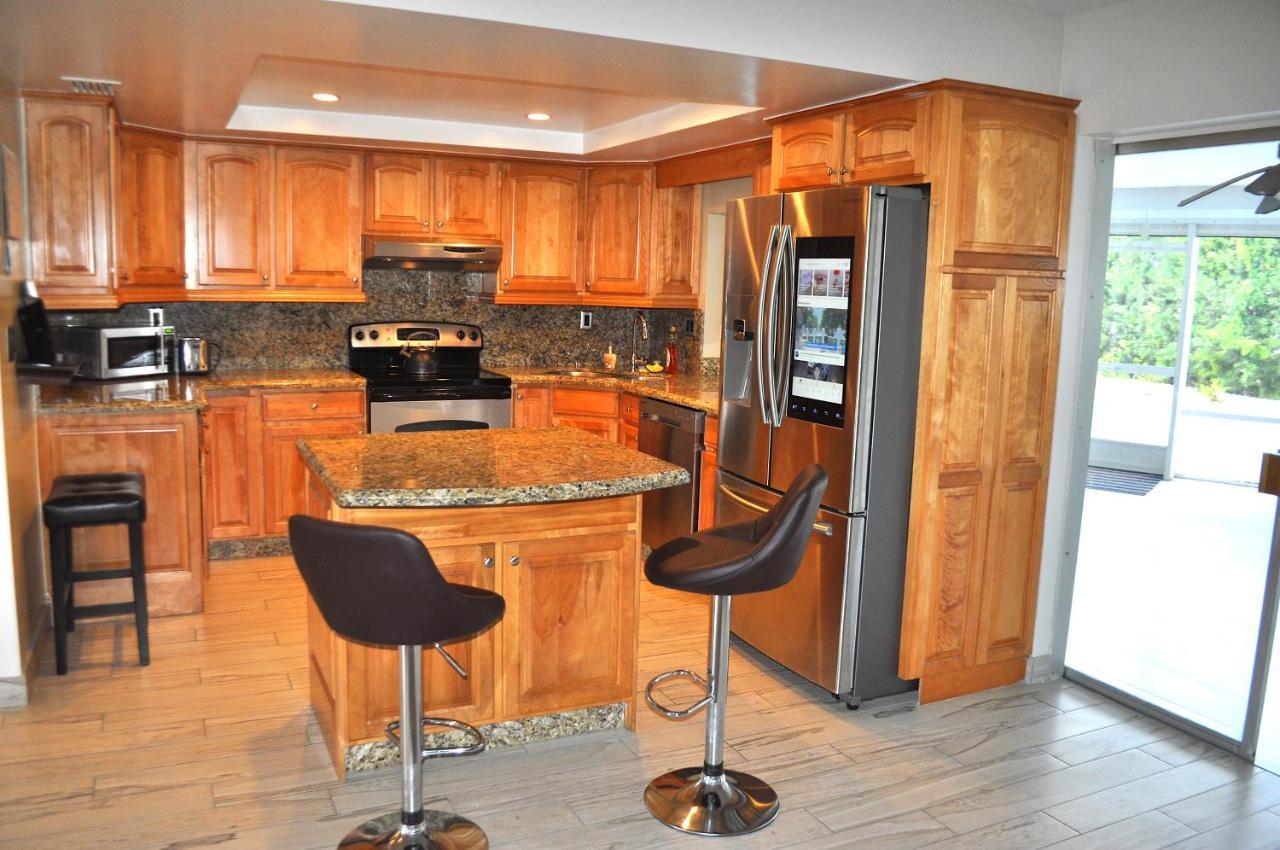 Lovely 3-bd, Walk To Bars, 9 Min Drive From Beach! Heated Pool. Fort Lauderdale