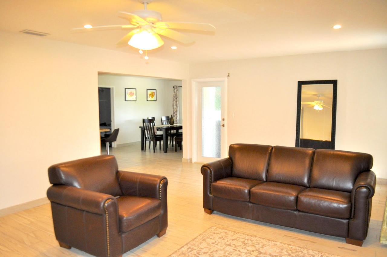 Lovely 3-bd, Walk To Bars, 9 Min Drive From Beach! Heated Pool. *