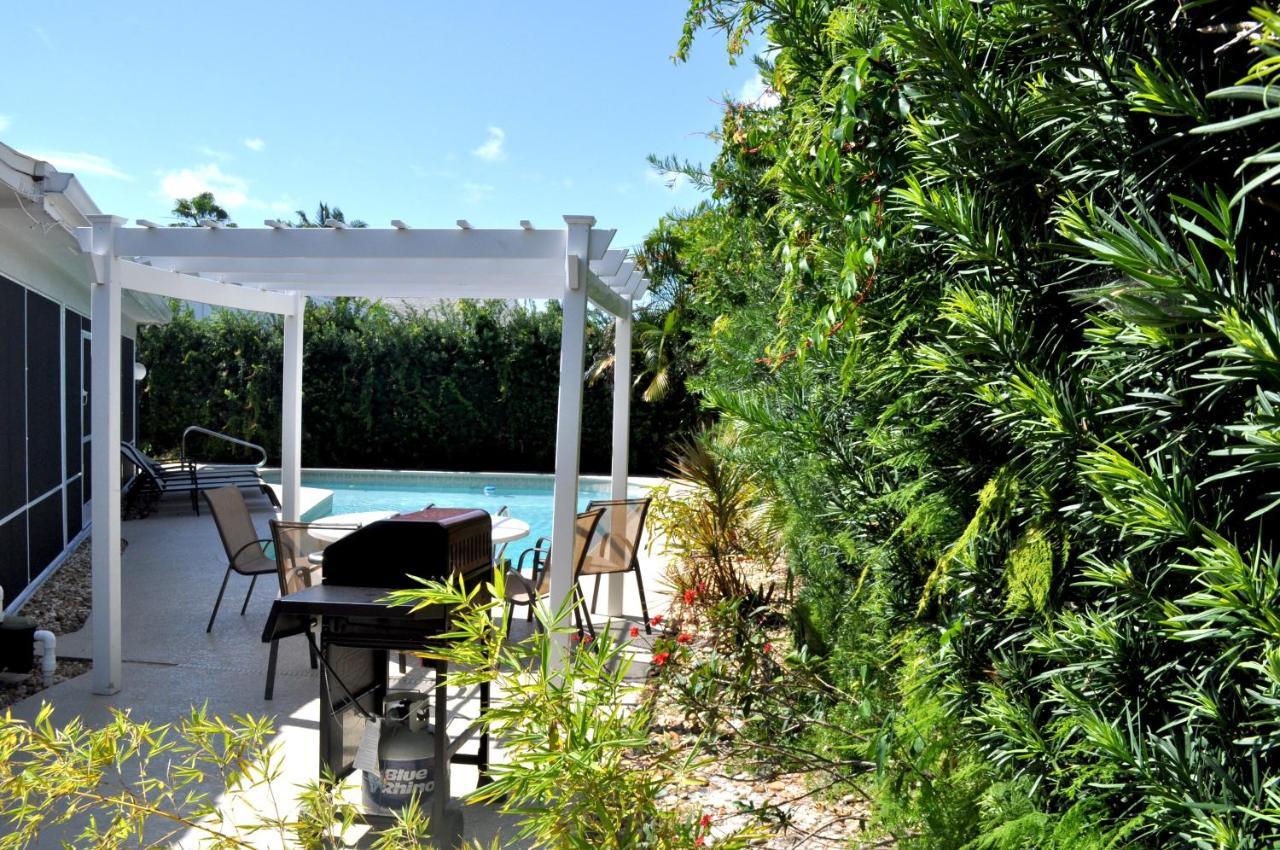 Lovely 3-bd, Walk To Bars, 9 Min Drive From Beach! Heated Pool. Holiday home *