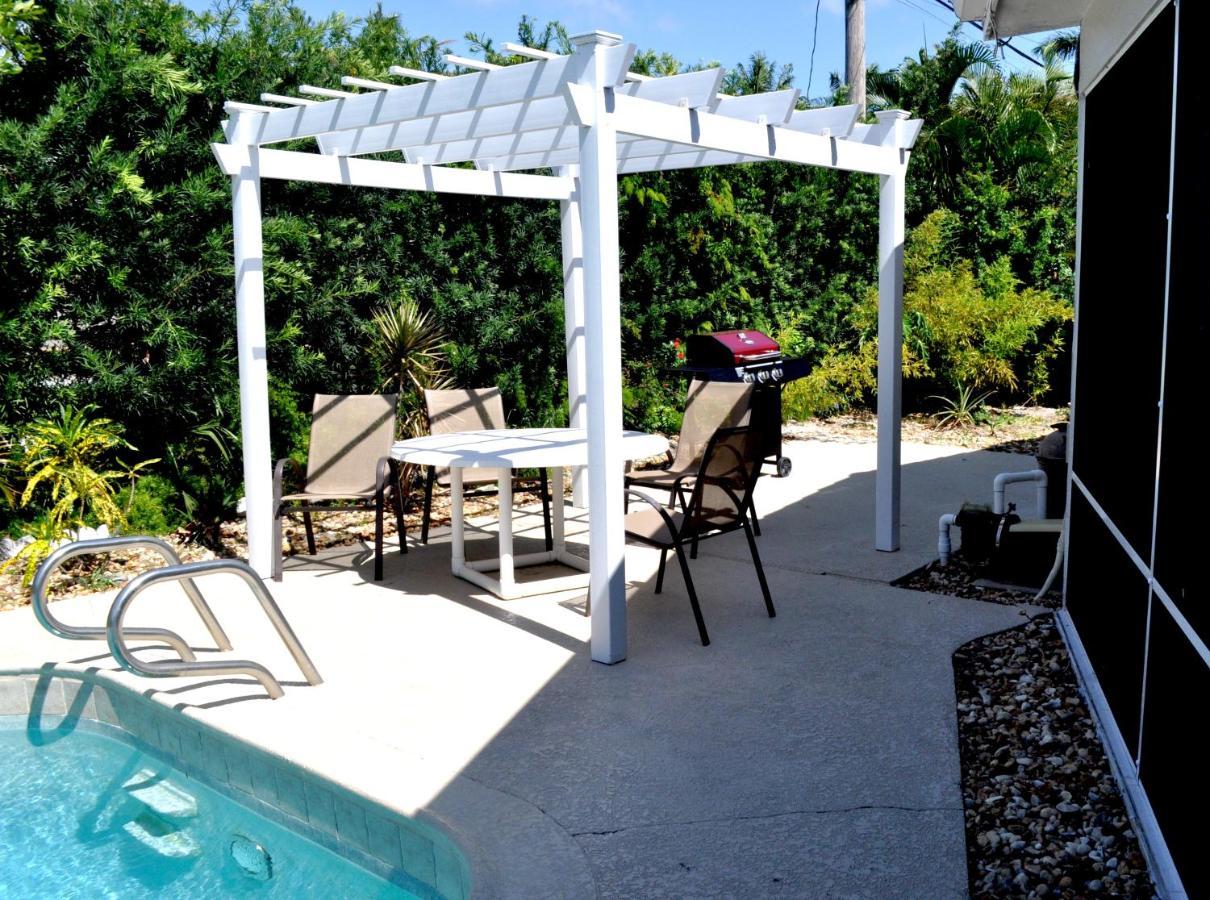 Lovely 3-bd, Walk To Bars, 9 Min Drive From Beach! Heated Pool. Holiday home *
