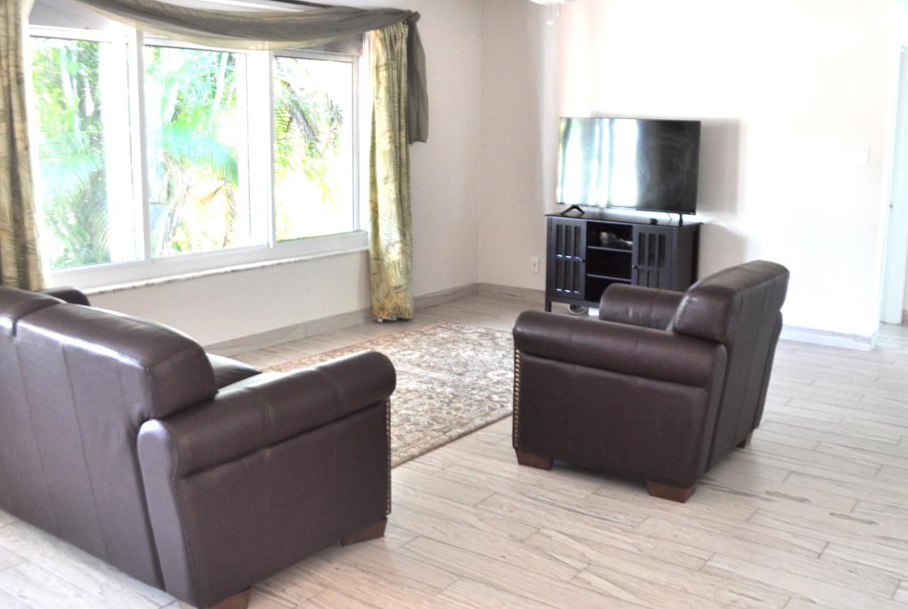 Lovely 3-bd, Walk To Bars, 9 Min Drive From Beach! Heated Pool. Fort Lauderdale