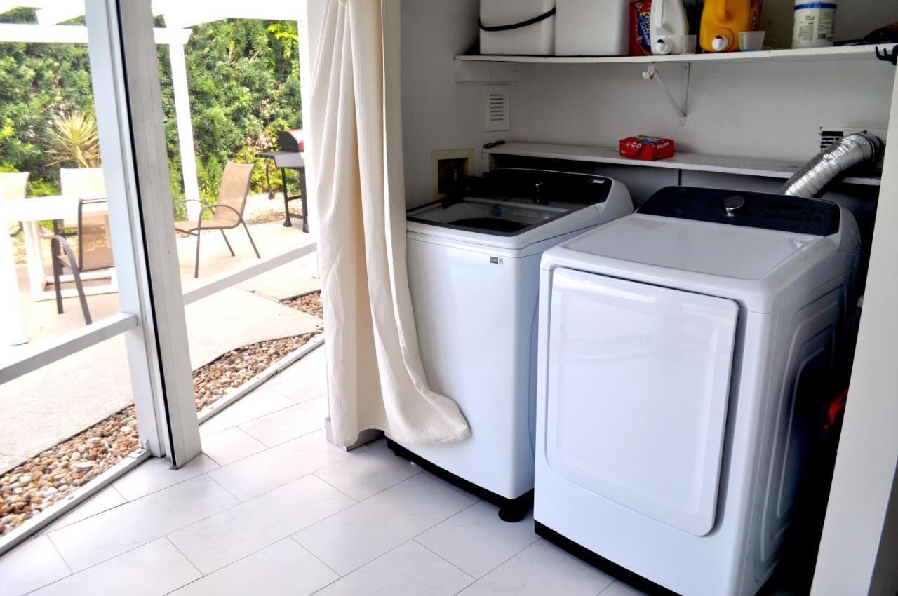 Lovely 3-bd, Walk To Bars, 9 Min Drive From Beach! Heated Pool. Holiday home