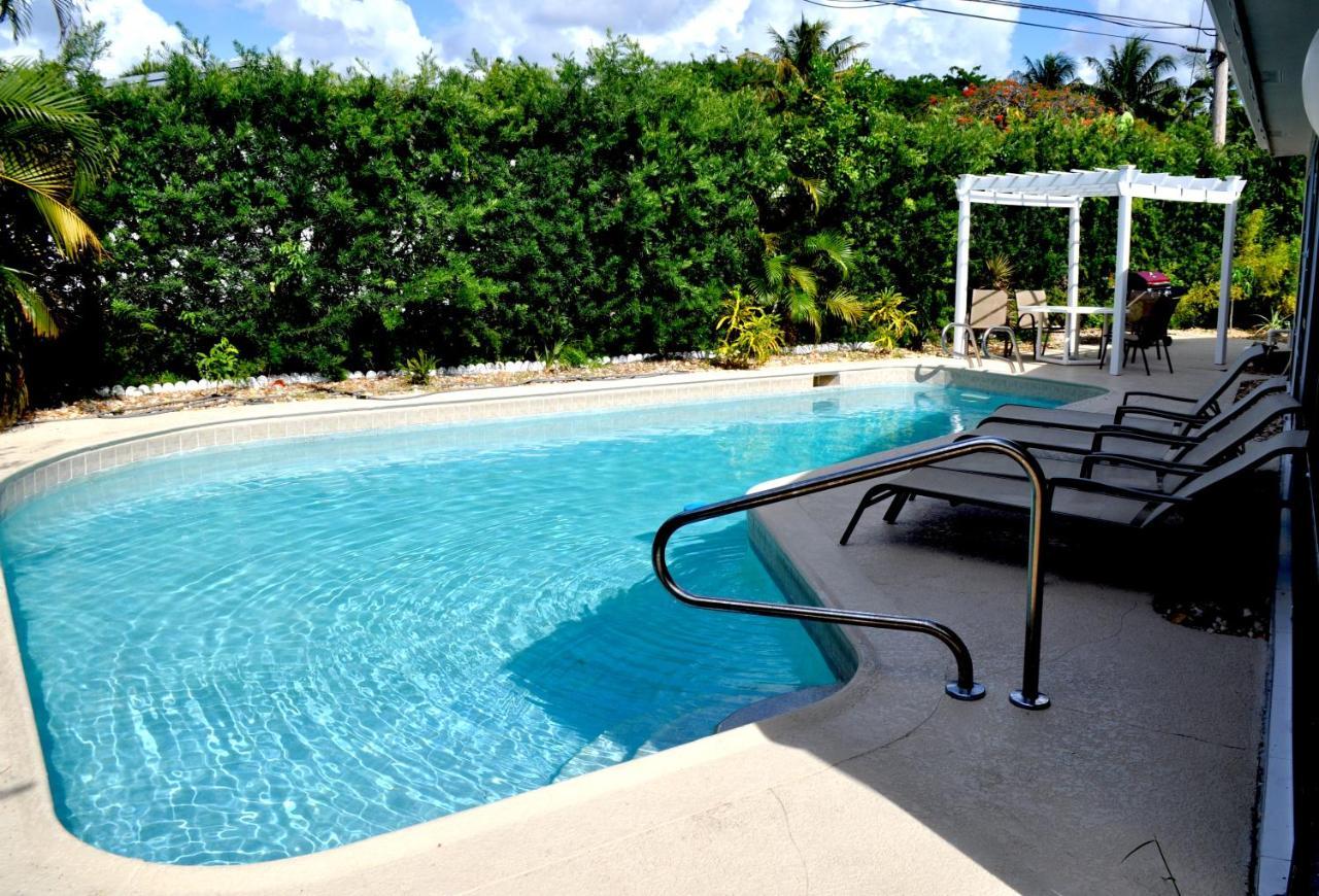 Lovely 3-bd, Walk To Bars, 9 Min Drive From Beach! Heated Pool. Holiday home Fort Lauderdale