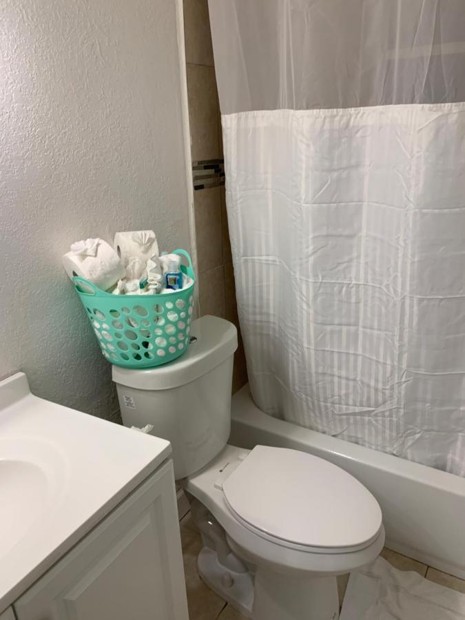 Holiday home Lovely 2-bedroom 1-bath In Oakland Park Fl