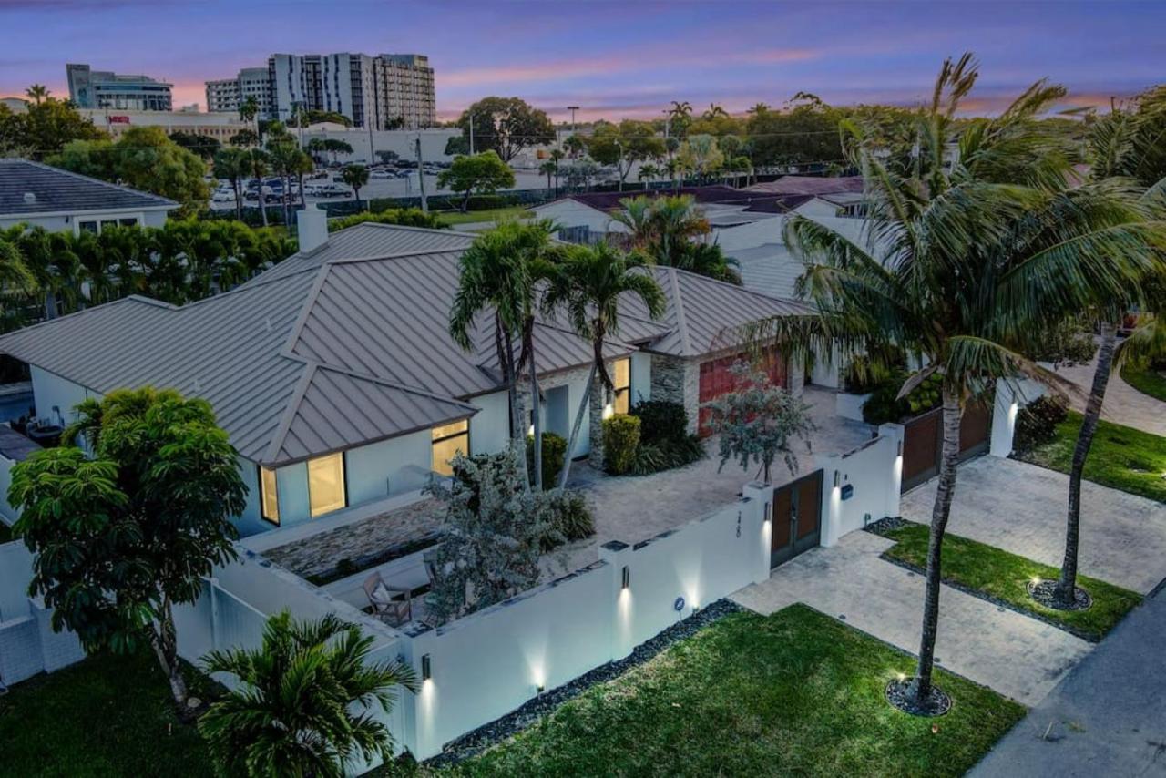 Lynoras Luxe Estate 3 Bedroom 3 Bath With Modern Design And Heated Pool Holiday home *