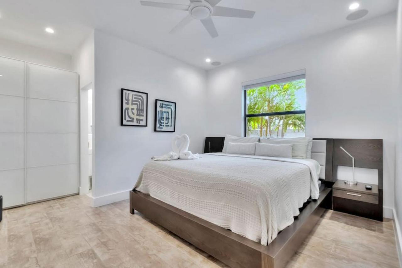 Lynoras Luxe Estate 3 Bedroom 3 Bath With Modern Design And Heated Pool Holiday home Fort Lauderdale