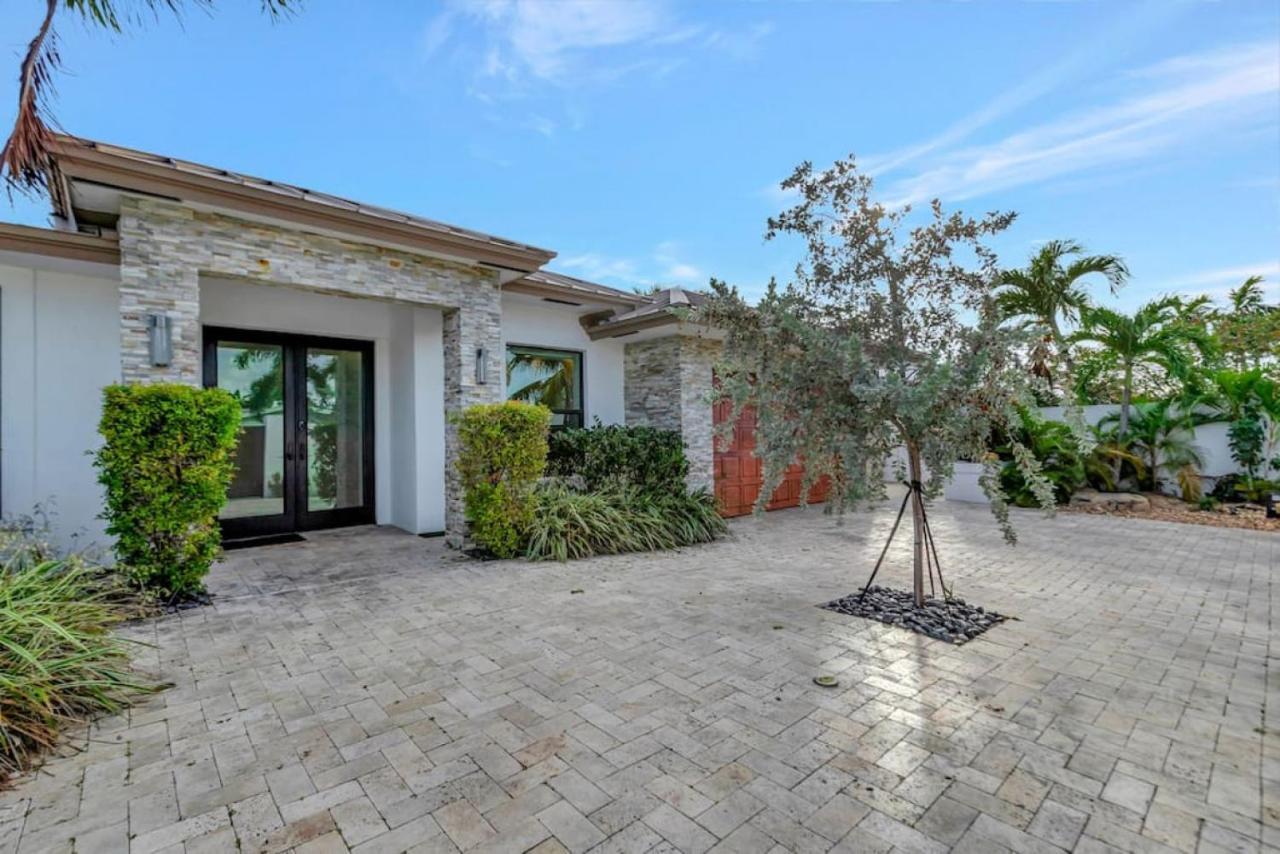 Lynoras Luxe Estate 3 Bedroom 3 Bath With Modern Design And Heated Pool Fort Lauderdale