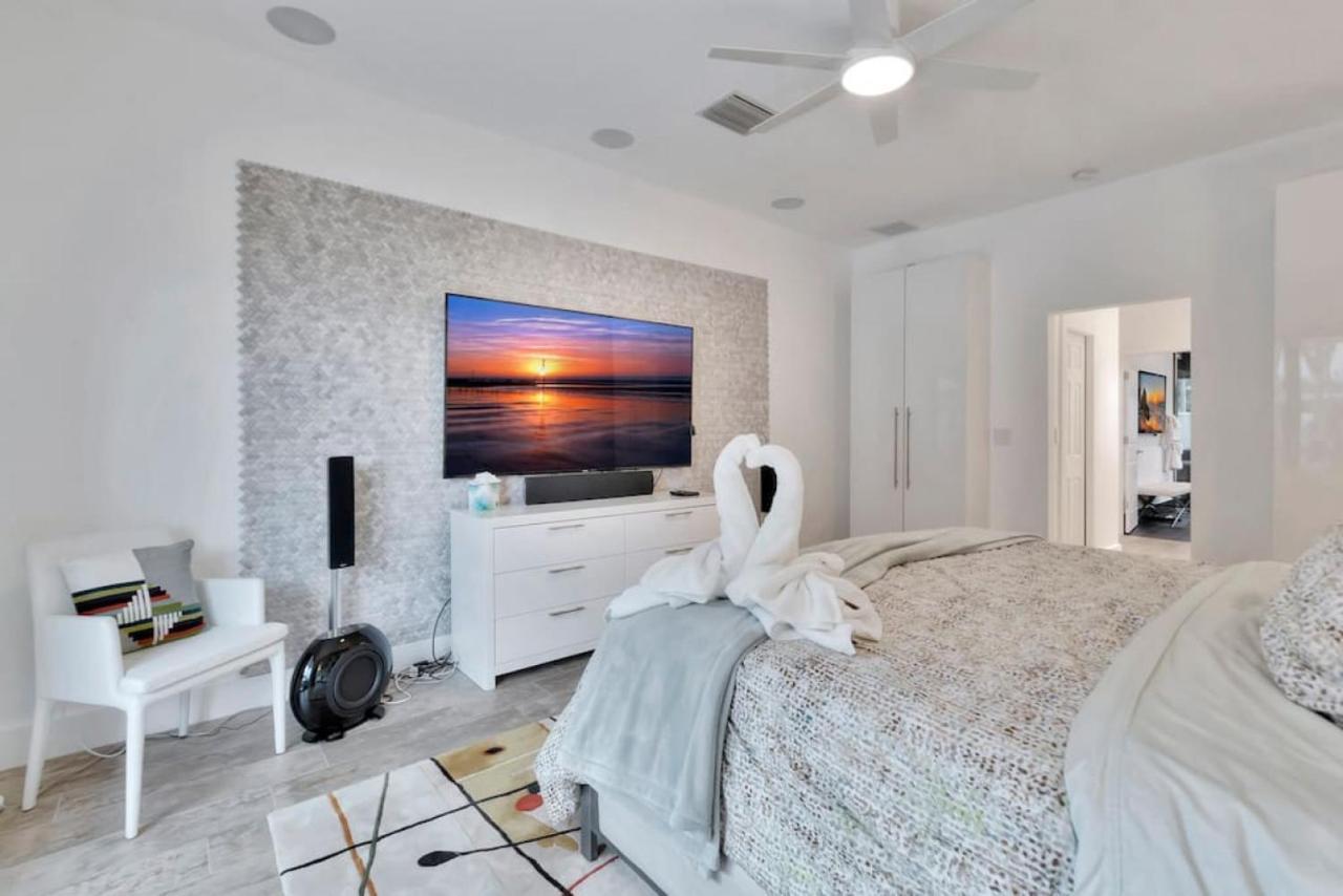 Lynoras Luxe Estate 3 Bedroom 3 Bath With Modern Design And Heated Pool *