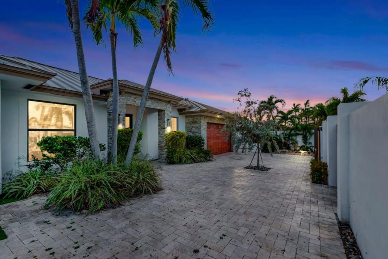 Lynoras Luxe Estate 3 Bedroom 3 Bath With Modern Design And Heated Pool Fort Lauderdale