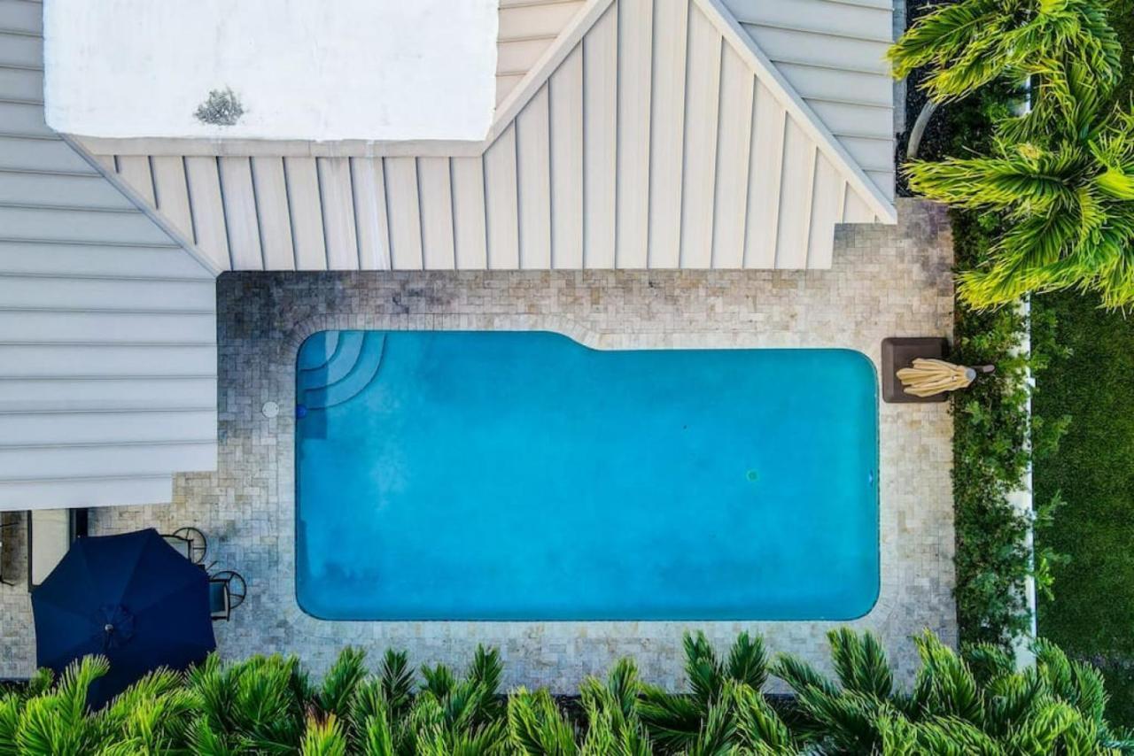 Lynoras Luxe Estate 3 Bedroom 3 Bath With Modern Design And Heated Pool Holiday home *