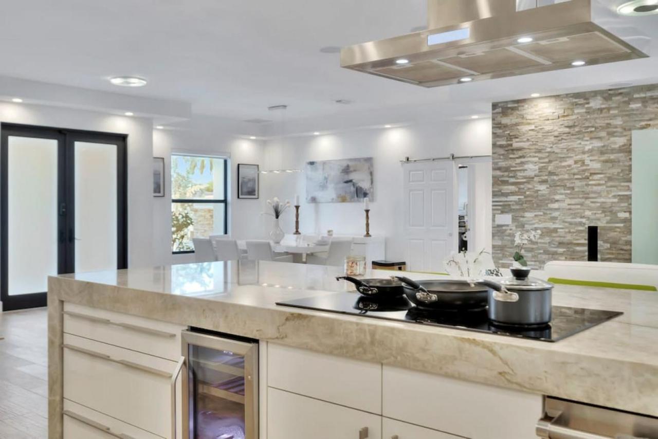 Lynoras Luxe Estate 3 Bedroom 3 Bath With Modern Design And Heated Pool *