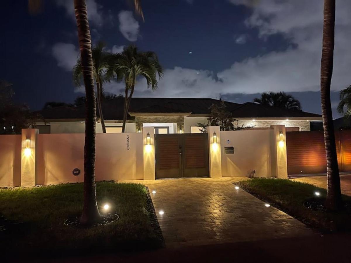 Lynoras Luxe Estate 3 Bedroom 3 Bath With Modern Design And Heated Pool Holiday home