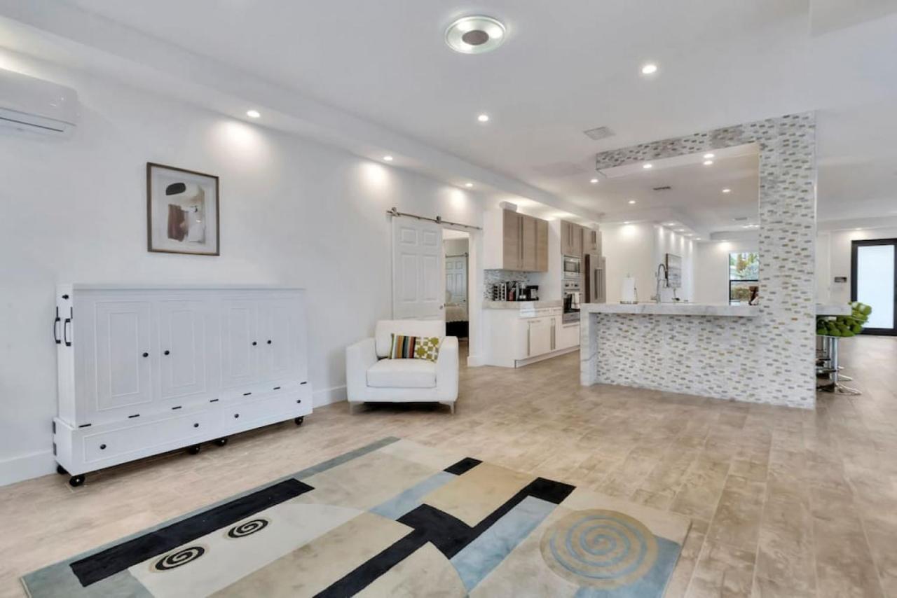 Lynoras Luxe Estate 3 Bedroom 3 Bath With Modern Design And Heated Pool *