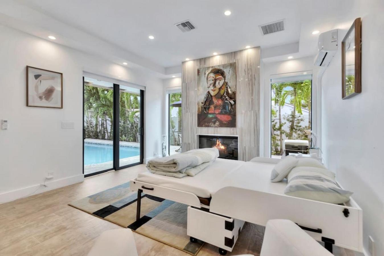 Lynoras Luxe Estate 3 Bedroom 3 Bath With Modern Design And Heated Pool Holiday home *