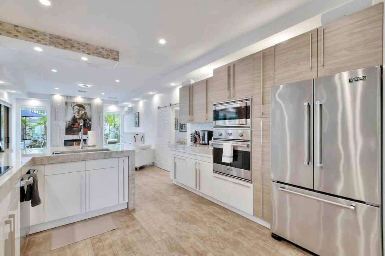 Lynoras Luxe Estate 3 Bedroom 3 Bath With Modern Design And Heated Pool *