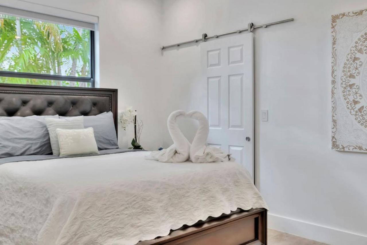 Lynoras Luxe Estate 3 Bedroom 3 Bath With Modern Design And Heated Pool * Fort Lauderdale