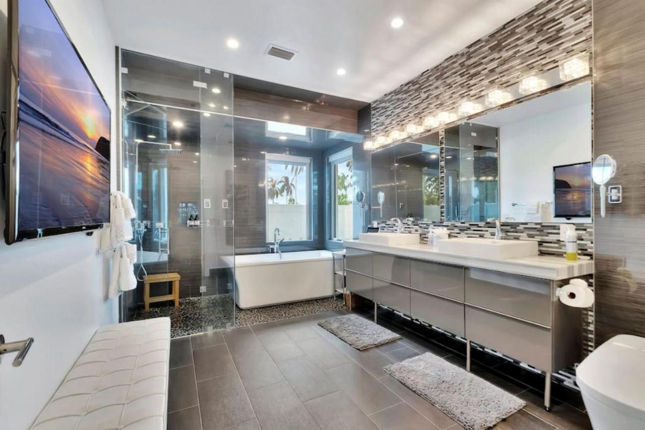 Lynoras Luxe Estate 3 Bedroom 3 Bath With Modern Design And Heated Pool *
