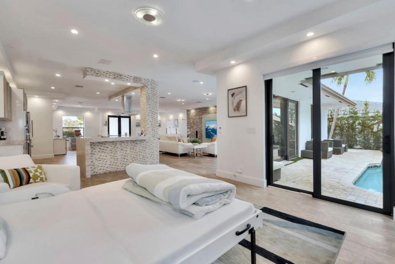 Lynoras Luxe Estate 3 Bedroom 3 Bath With Modern Design And Heated Pool