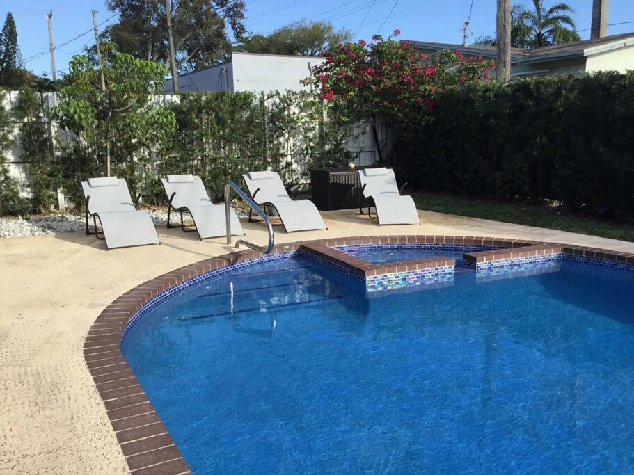 With A Pool Close To And Fll Airport Pool Heated October- March Holiday home