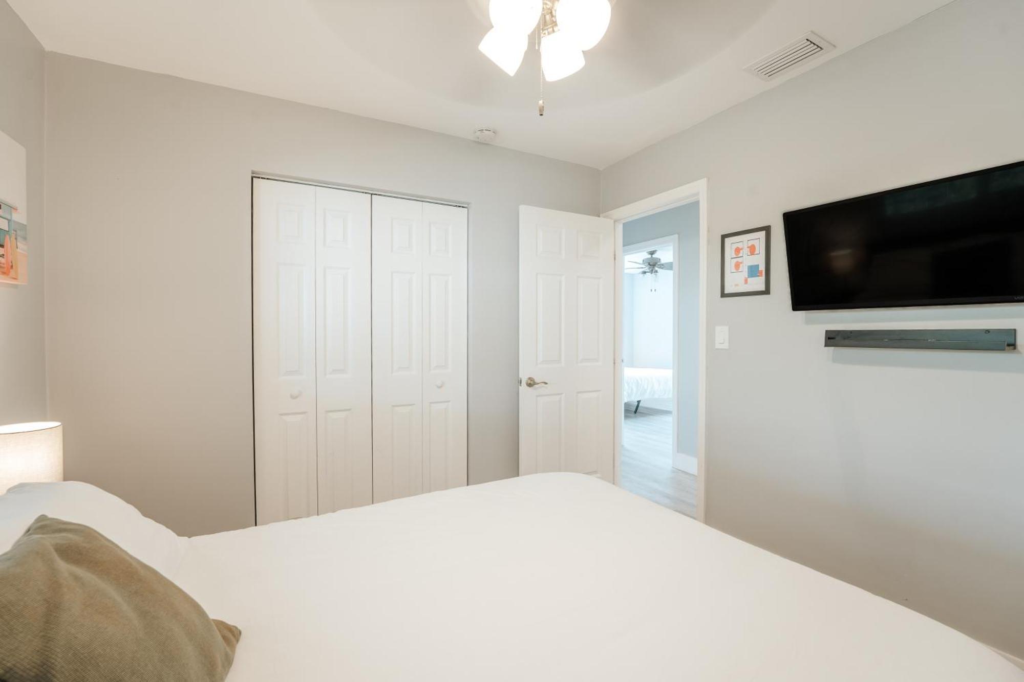 With A Pool Close To And Fll Airport Pool Heated October- March Holiday home *