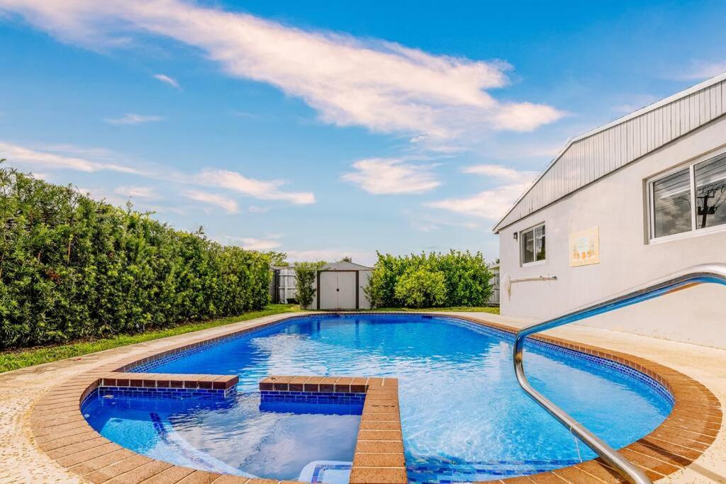 With A Pool Close To And Fll Airport Pool Heated October- March * Fort Lauderdale