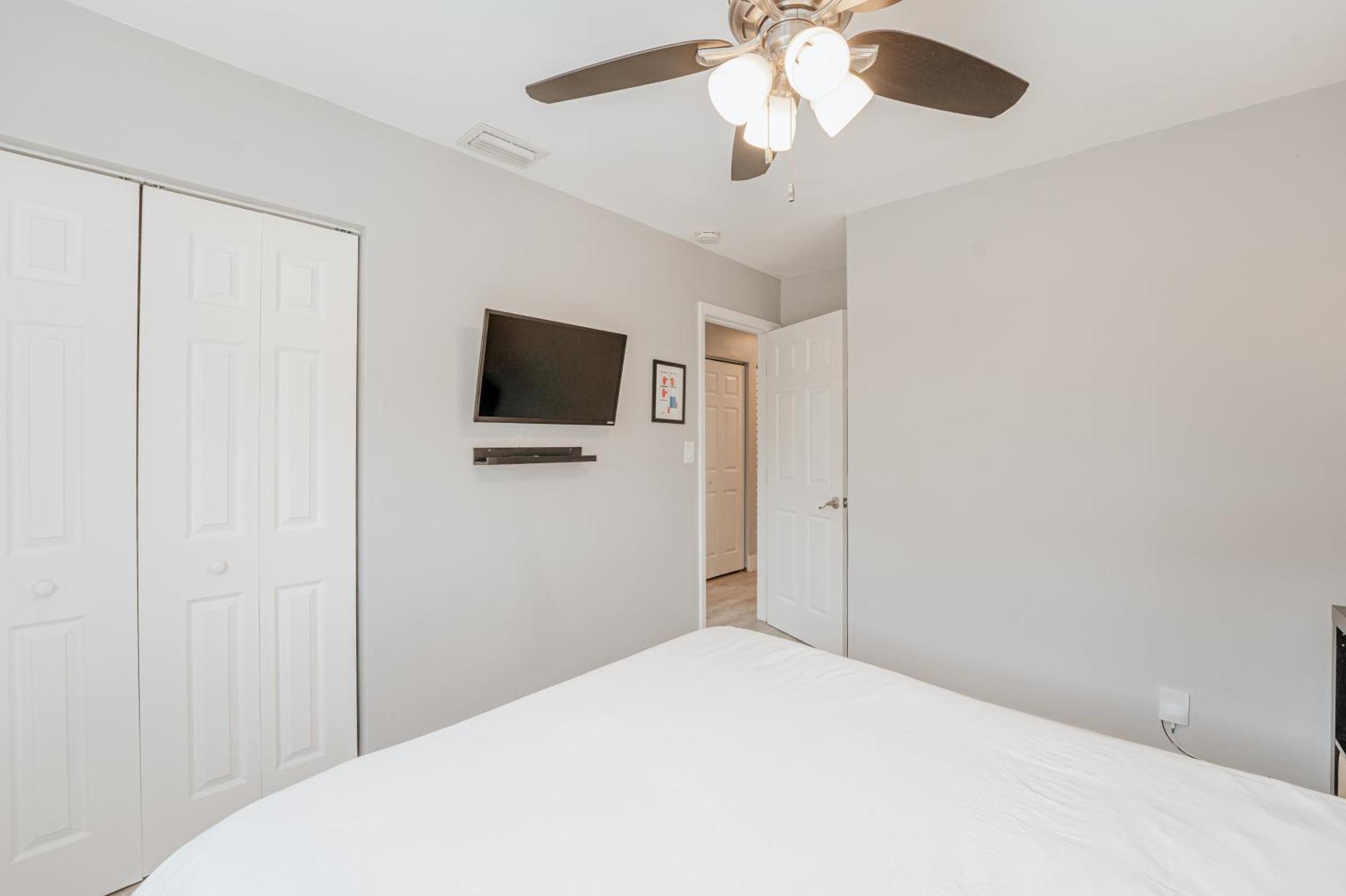 With A Pool Close To And Fll Airport Pool Heated October- March Holiday home