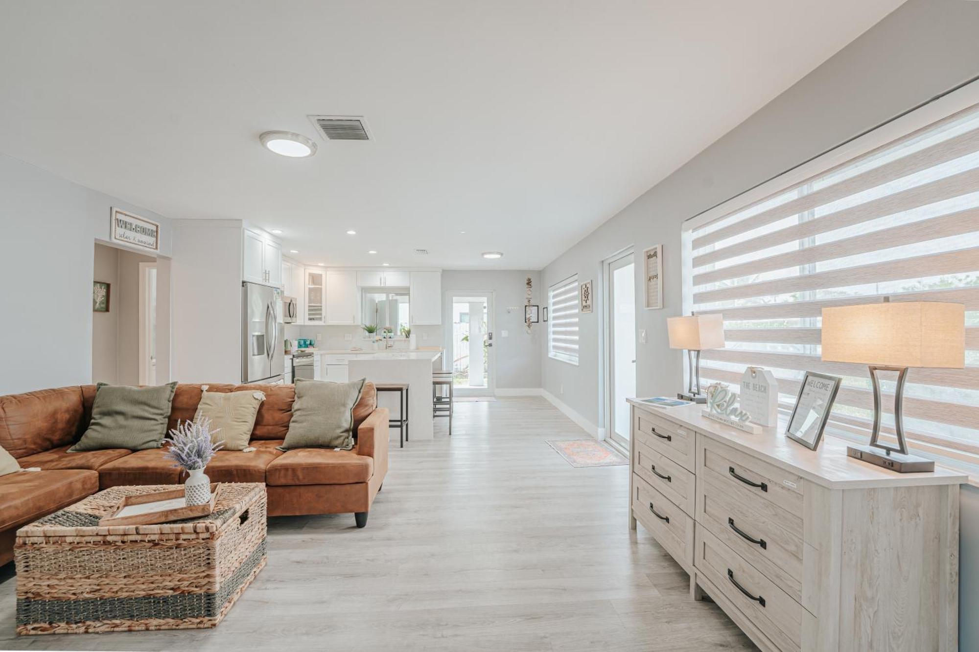 With A Pool Close To And Fll Airport Pool Heated October- March
