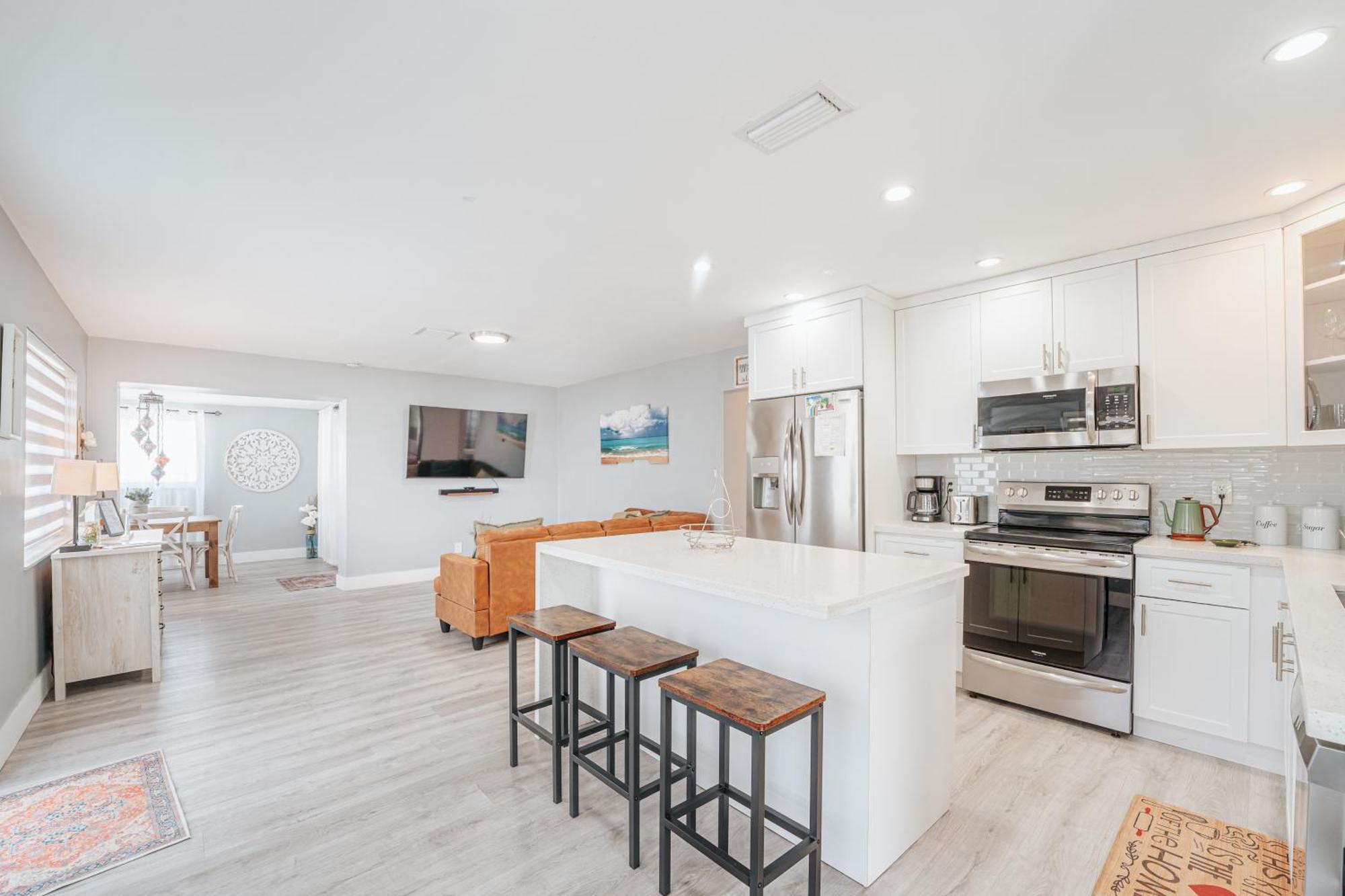 With A Pool Close To And Fll Airport Pool Heated October- March *