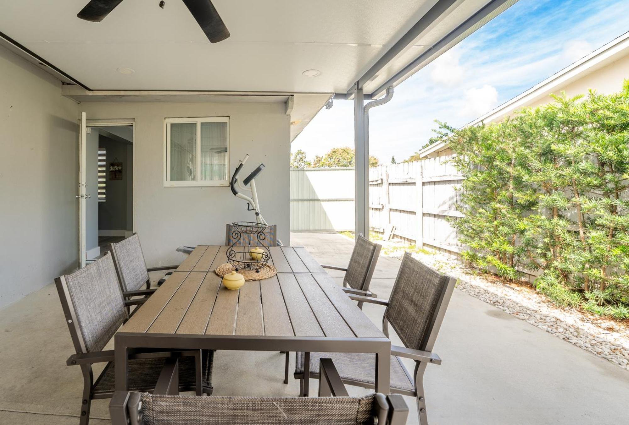 With A Pool Close To And Fll Airport Pool Heated October- March