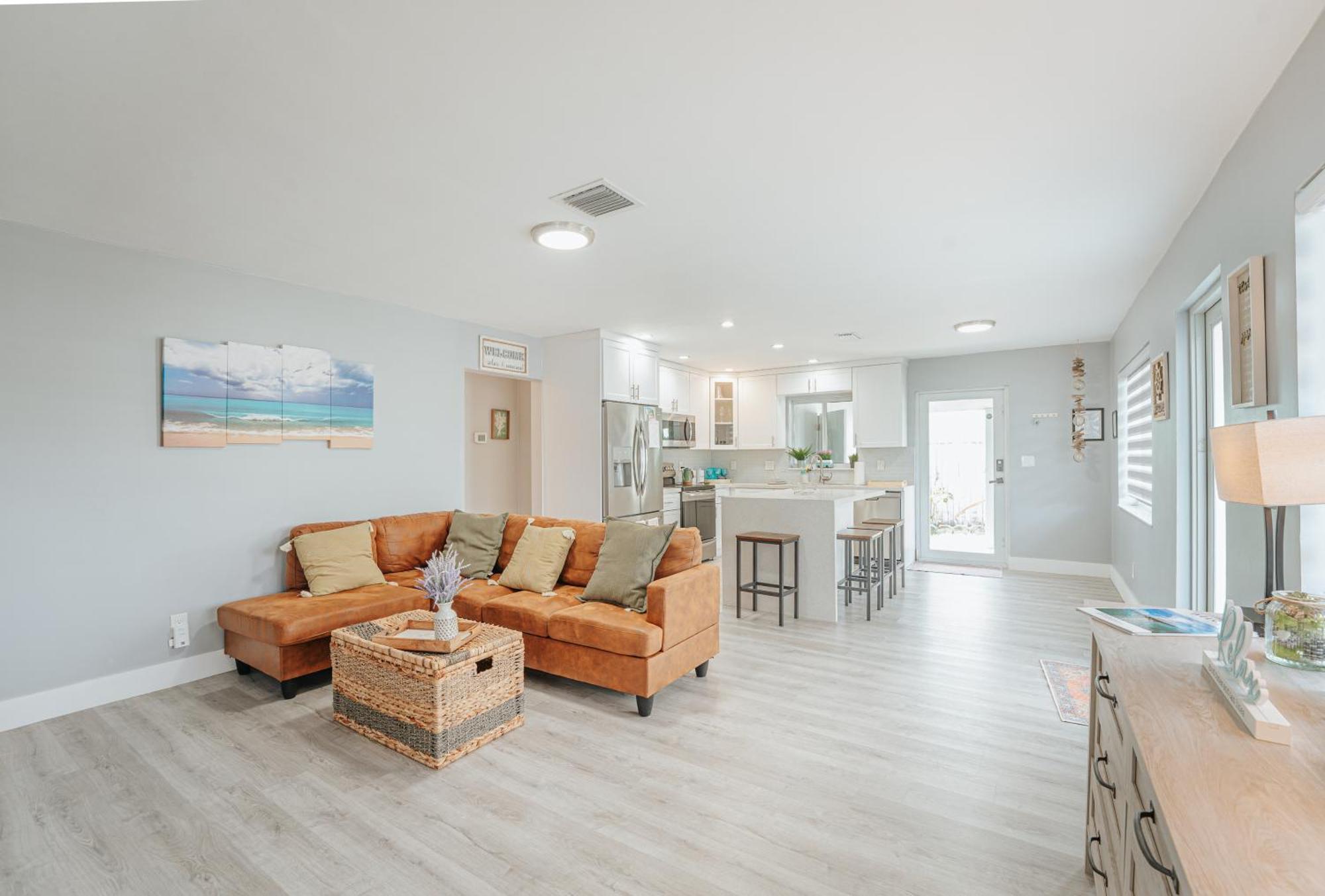 Holiday home With A Pool Close To And Fll Airport Pool Heated October- March