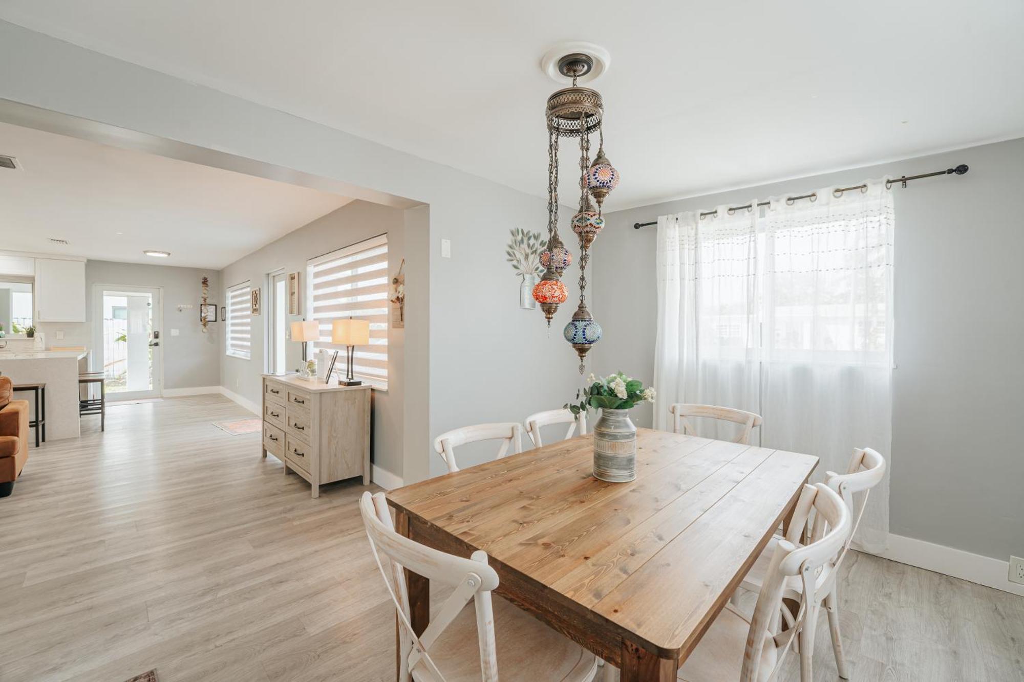 With A Pool Close To And Fll Airport Pool Heated October- March *