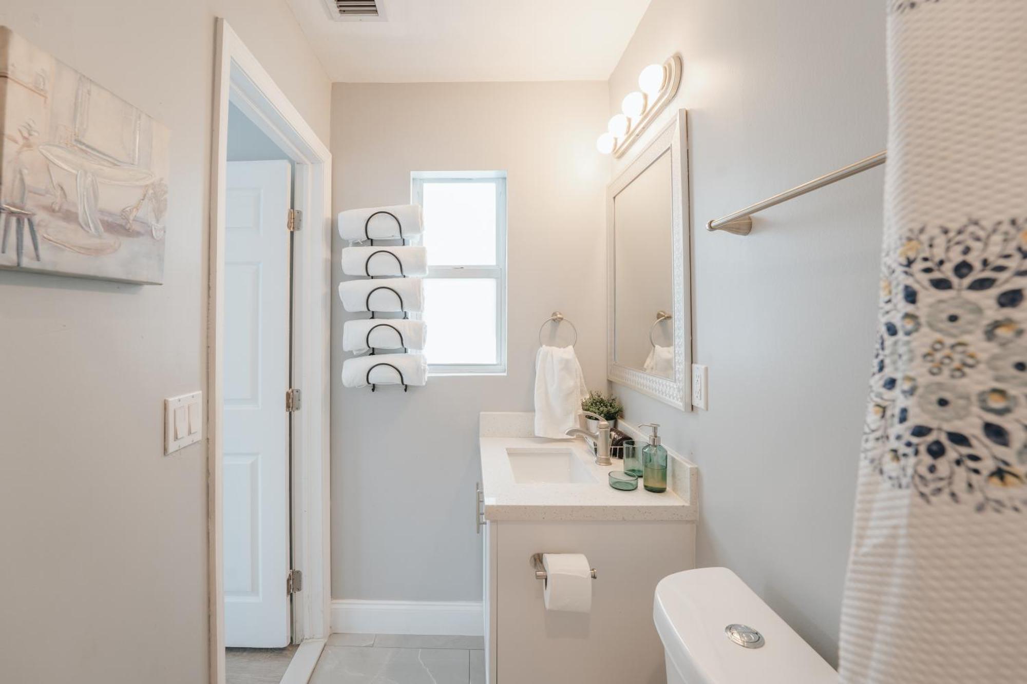 With A Pool Close To And Fll Airport Pool Heated October- March