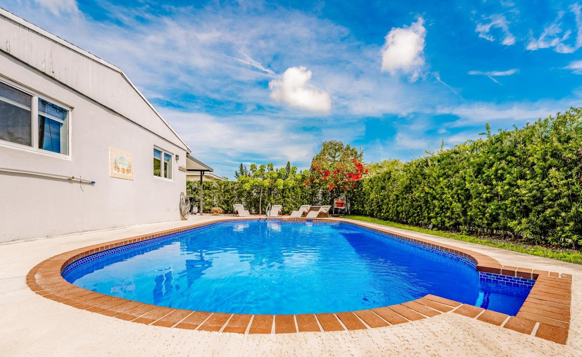 With A Pool Close To And Fll Airport Pool Heated October- March *