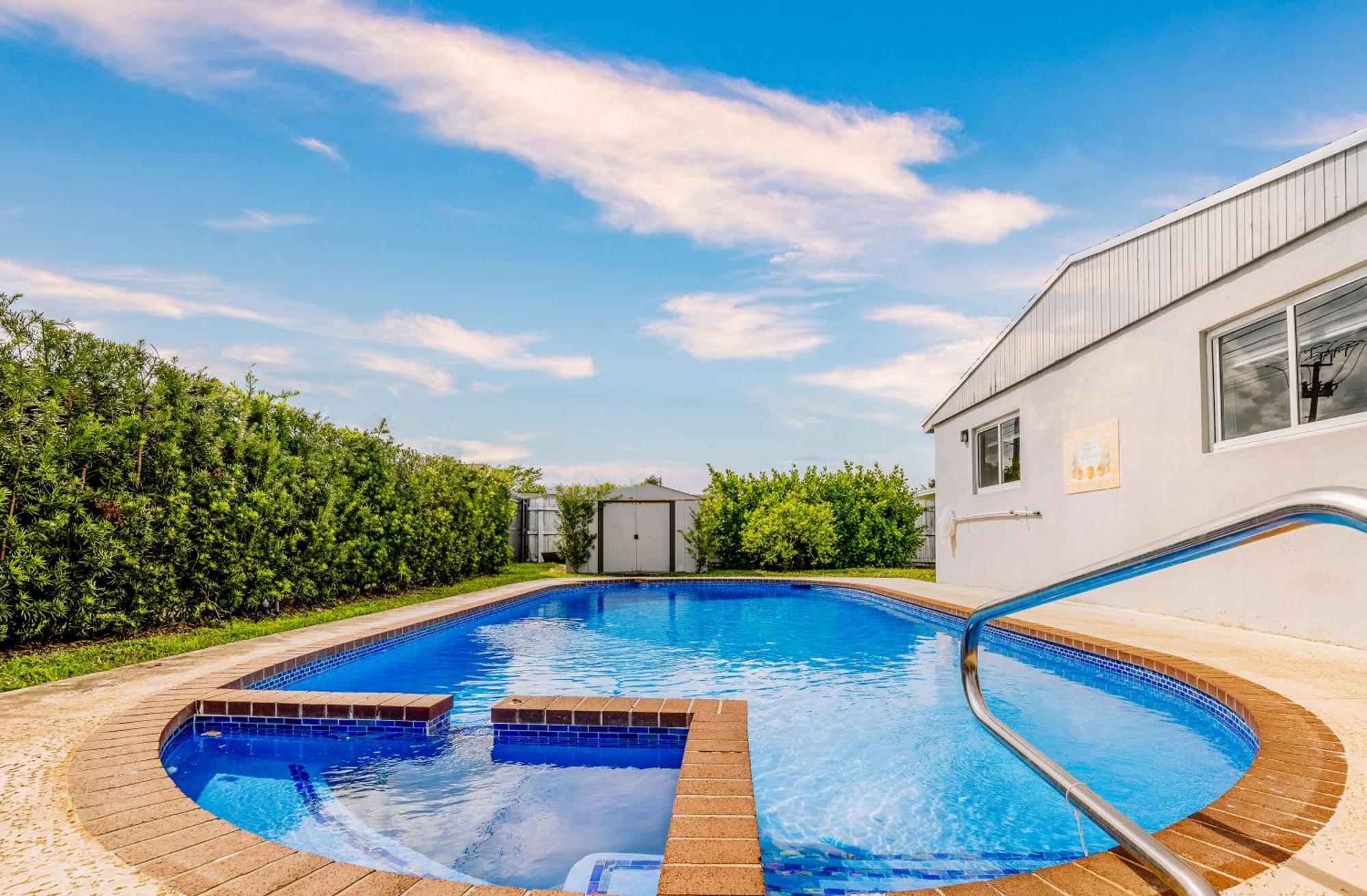 With A Pool Close To And Fll Airport Pool Heated October- March