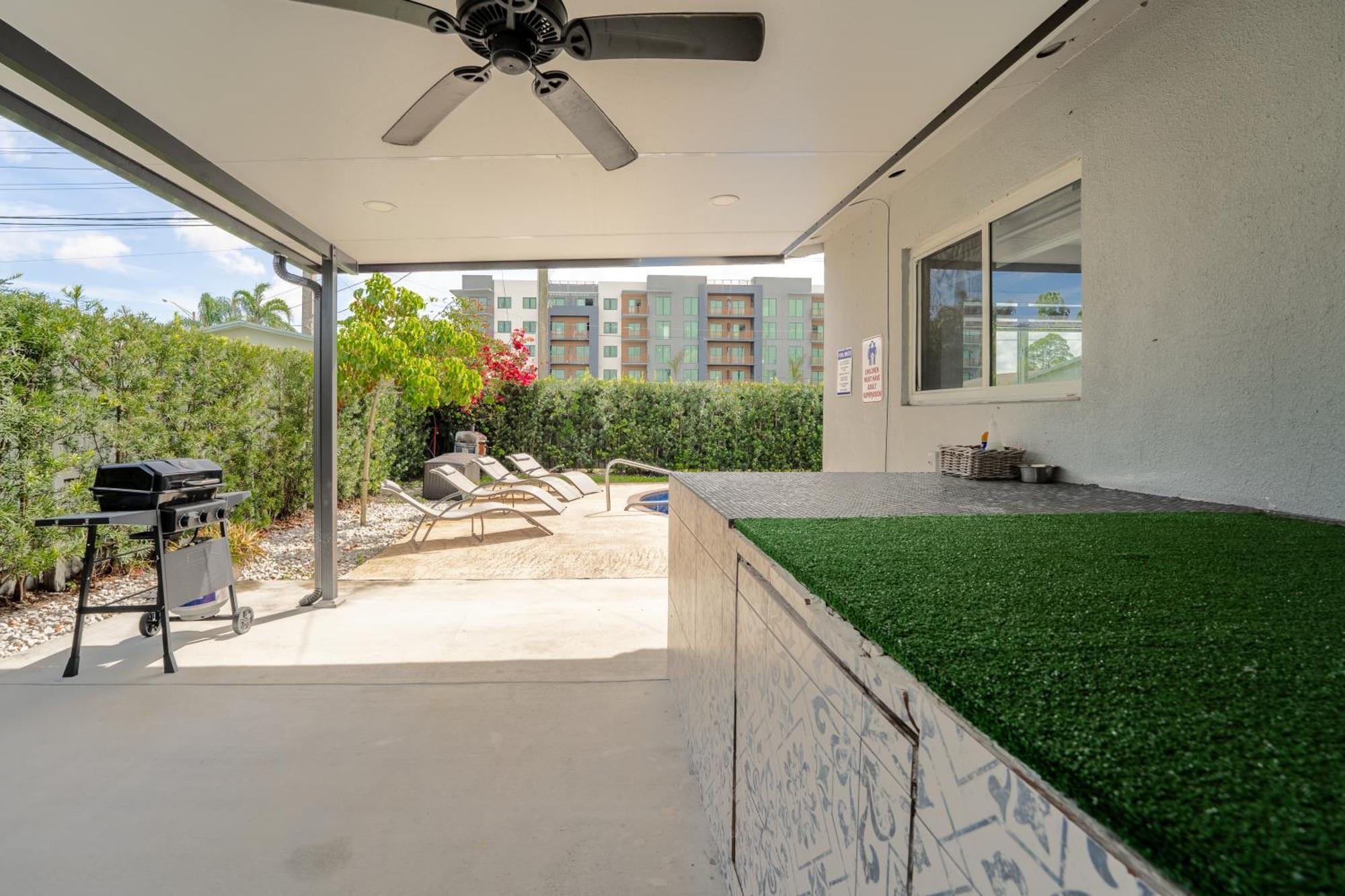 With A Pool Close To And Fll Airport Pool Heated October- March Holiday home *