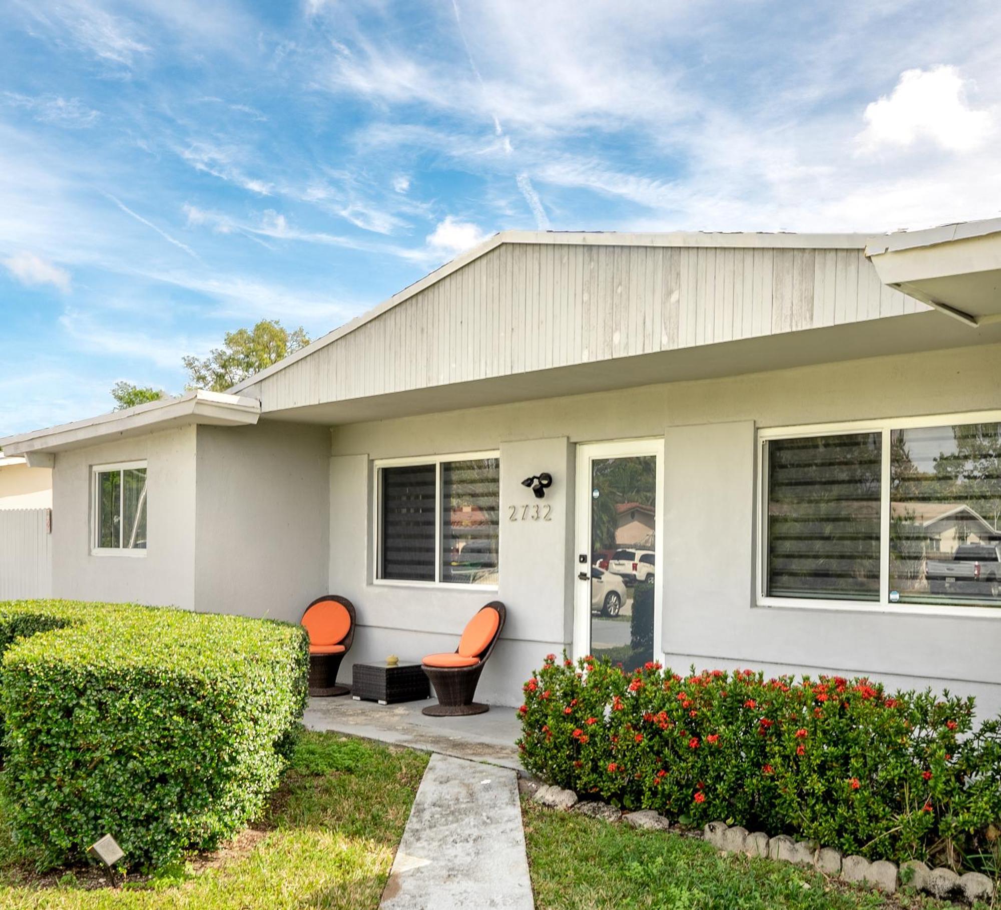 With A Pool Close To And Fll Airport Pool Heated October- March