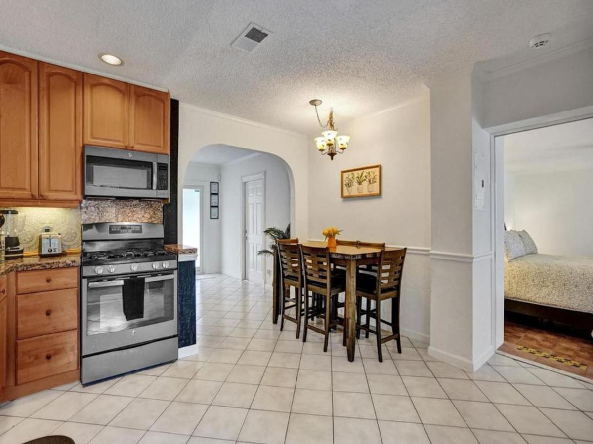 Holiday home 3 Min. Walk To Wilton Drive, Pool And Huge Yard