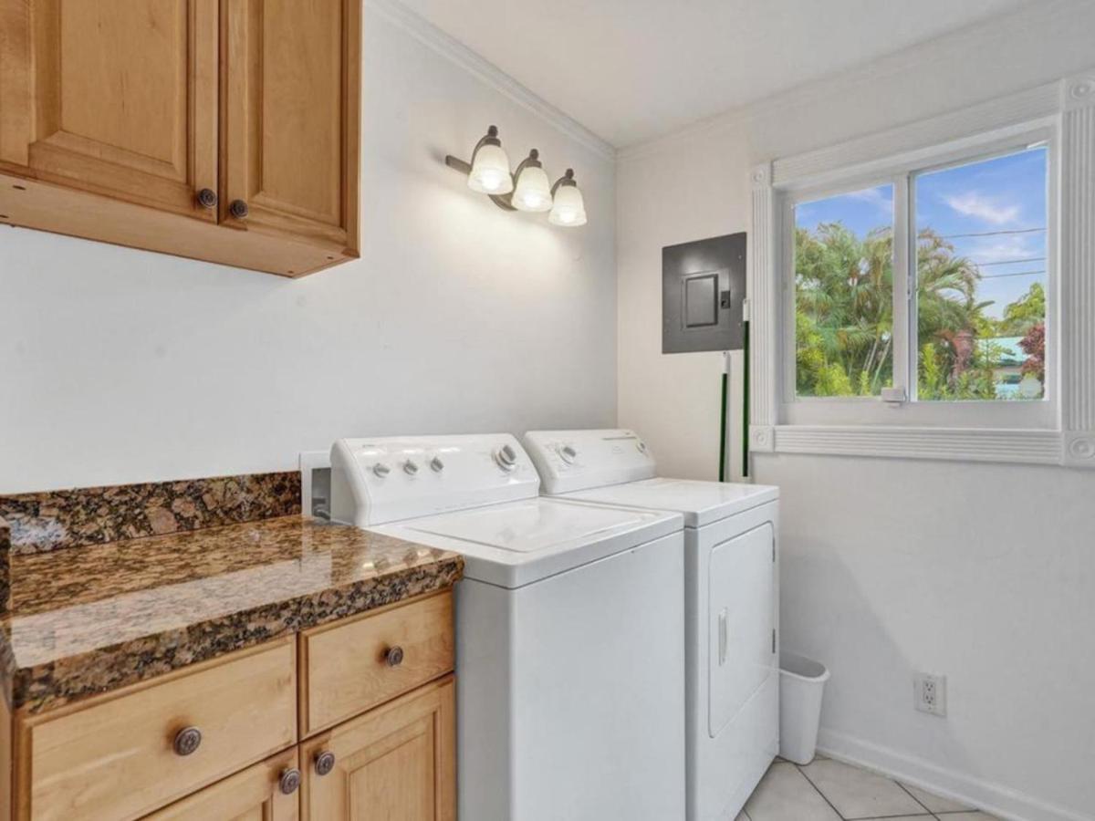 3 Min. Walk To Wilton Drive, Pool And Huge Yard *