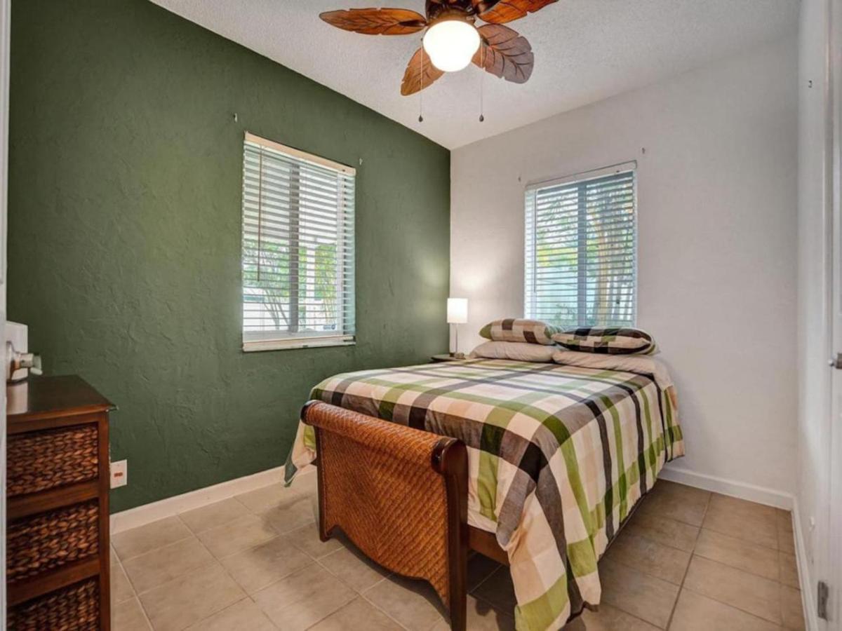 3 Min. Walk To Wilton Drive, Pool And Huge Yard