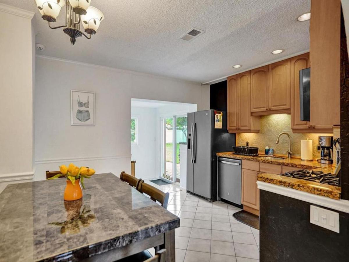 3 Min. Walk To Wilton Drive, Pool And Huge Yard Holiday home