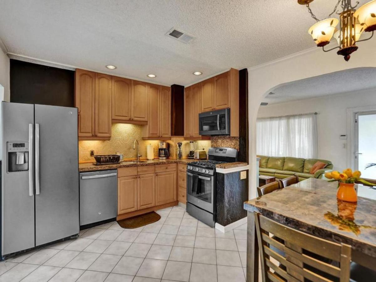 3 Min. Walk To Wilton Drive, Pool And Huge Yard
